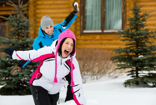 Par ha roligt när man har snowball fight — Stockfoto
