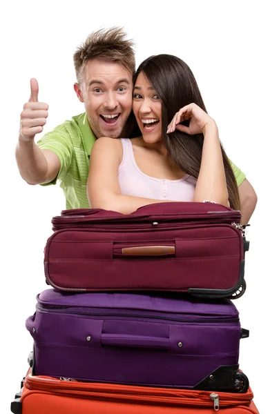 Couple se tient près d'une pile de valises — Photo
