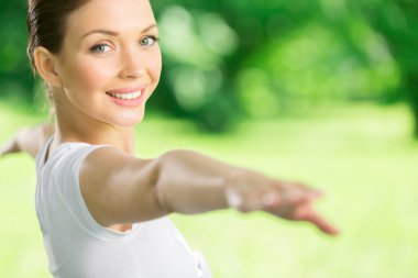 çalışma dışarı uzanmış kolları olan kız