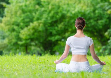 lotus pozisyonu zen el hareketi içinde kadın