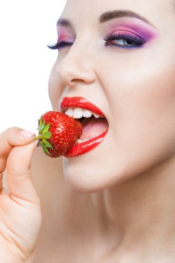 çilek yeme kırmızı dudaklı kadın