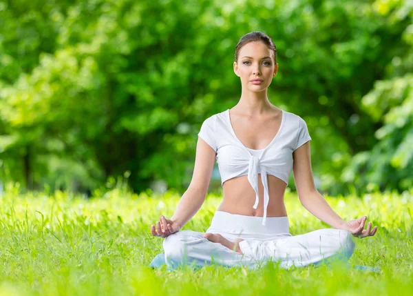 Mujer en asana posición zen gesto — Foto de Stock