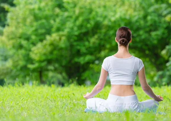 Kvinna i lotusställning zen gester — Stockfoto