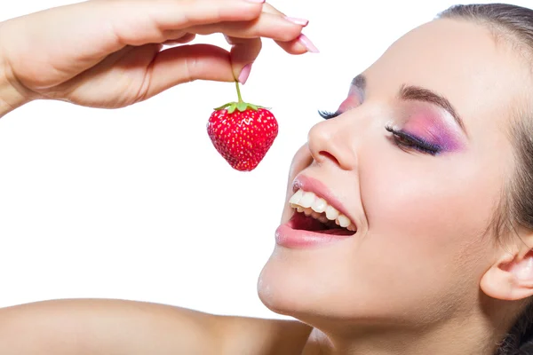 Mädchen isst Erdbeere mit geschlossenen Augen — Stockfoto