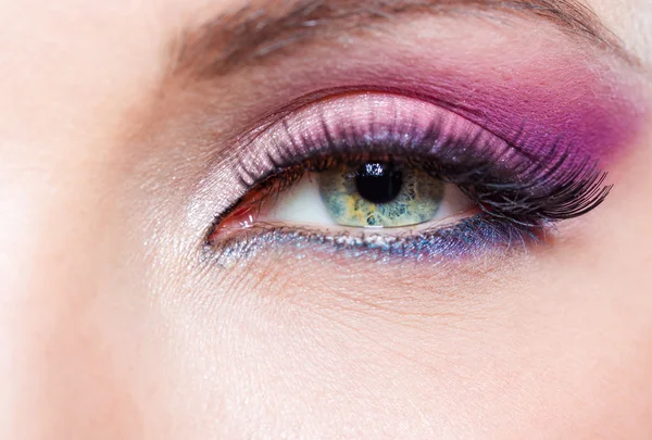 Occhio femminile con trucco rosa brillante — Foto Stock