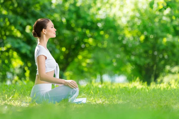 Profiel van:: vrouw in asana positie — Stockfoto