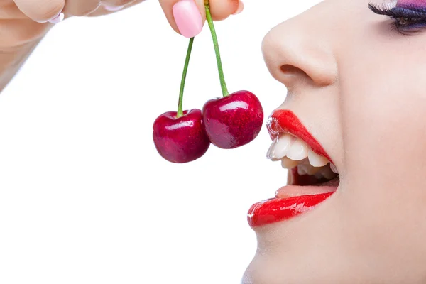 Mädchen mit roten Lippen isst zwei Beeren — Stockfoto