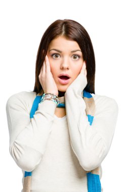 Teen ağzı açılmış olan ellerini kafasına koyar.