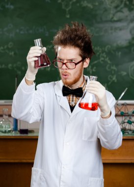 deli Profesör şişeler merak ediyor.
