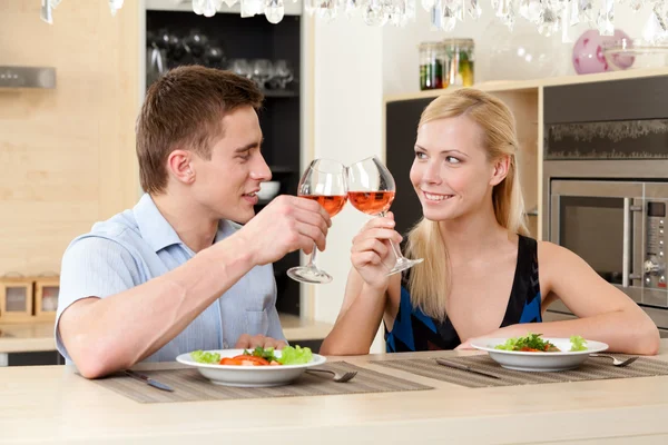 Casal casal tem jantar romântico — Fotografia de Stock