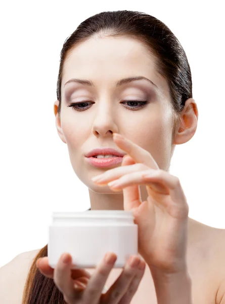 Mulher começando a aplicar creme facial — Fotografia de Stock