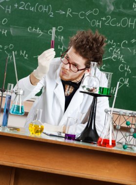 deli Profesör bir ölçek ele alıyor.