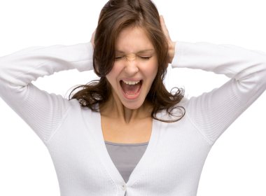 kadın kapalı gözlerle kulaklarını kapatır