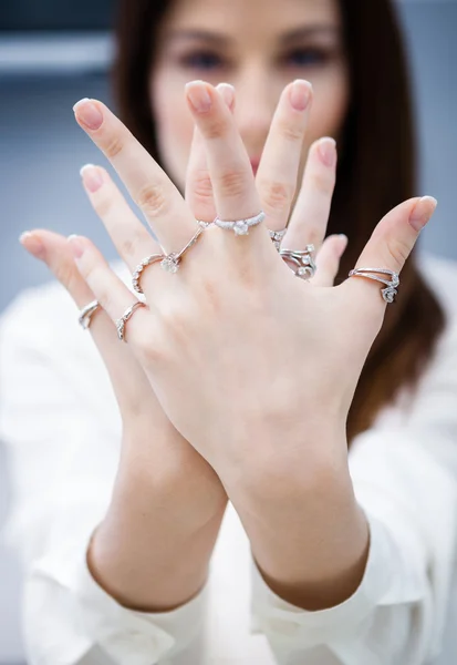 Bliska kobiece ręce z pierścieniami — Zdjęcie stockowe