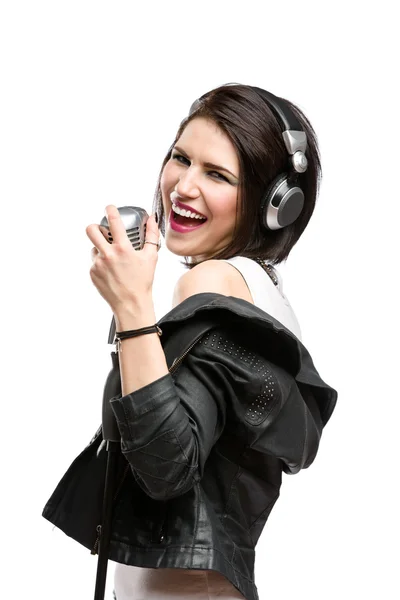 Rockmuzikant met microfoon en hoofdtelefoon — Stockfoto