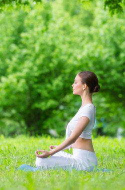 asana içinde kadın profili pozisyon zen el hareketi