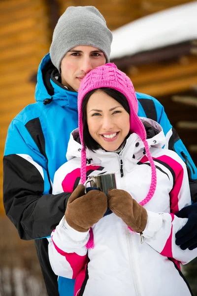 Embracing couple drinks tea outdoors — Stock Photo, Image