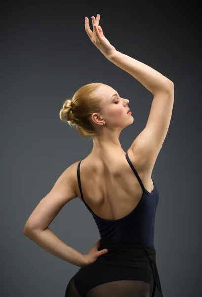 Halblanges Porträt einer tanzenden Ballerina mit erhobener Hand — Stockfoto