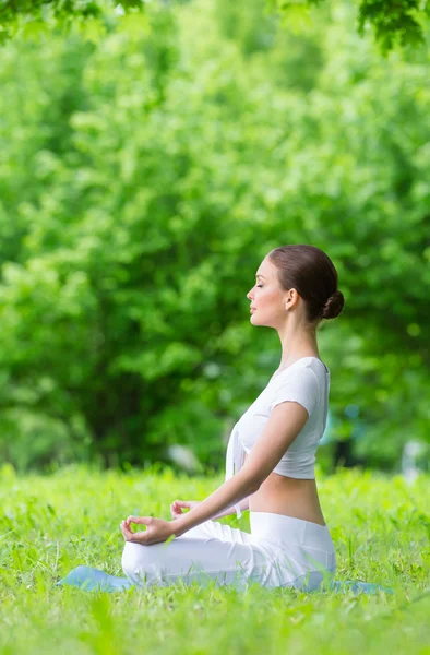 Asana içinde kadın profili pozisyon zen el hareketi — Stok fotoğraf