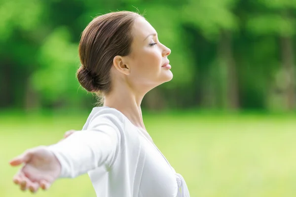 Profile of girl with outstretched arms and closed eyes — Stock Photo, Image