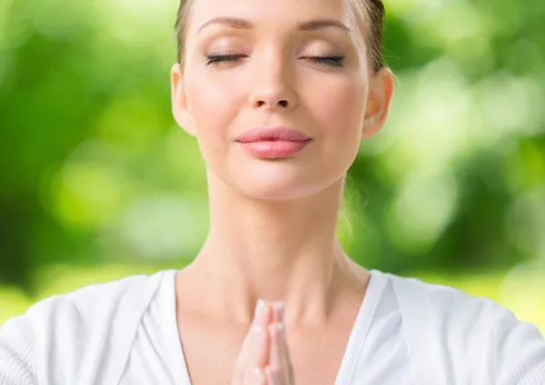 Close up de mulher com os olhos fechados gestos de oração — Fotografia de Stock