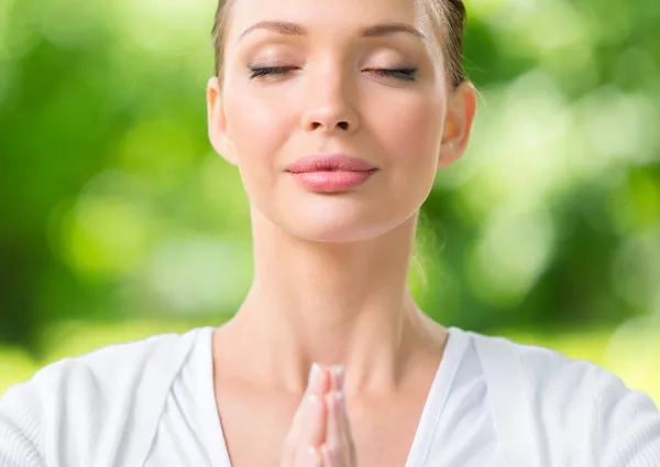 Close up van vrouw met de ogen gesloten gebed gebaren — Stockfoto