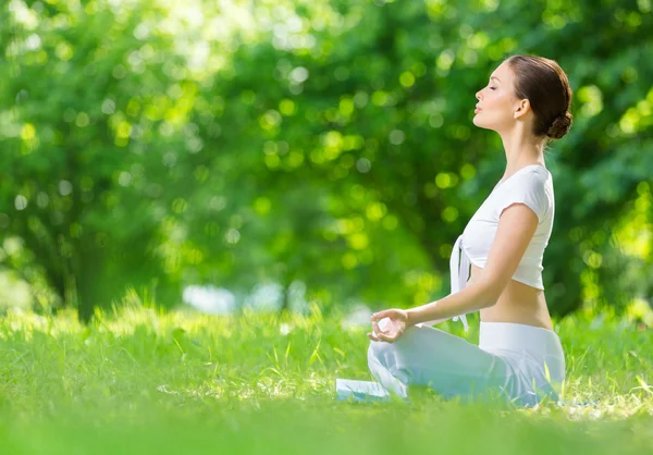 Profilo di sport woman in lotus position zen gesturing — Foto Stock