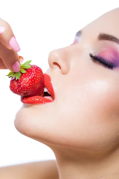 Vista de cerca de la chica con los labios rojos comiendo fresa — Foto de Stock