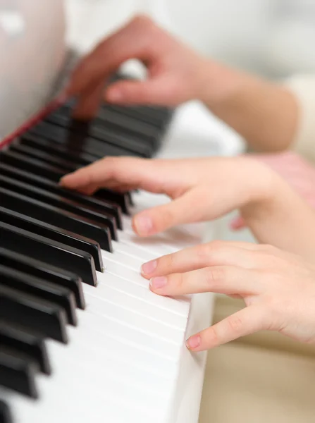 Lähikuva laukaus kädet pelaa pianoa — kuvapankkivalokuva