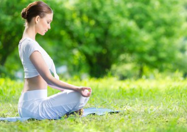 lotus pozisyonu zen el hareketi içinde kadının profili