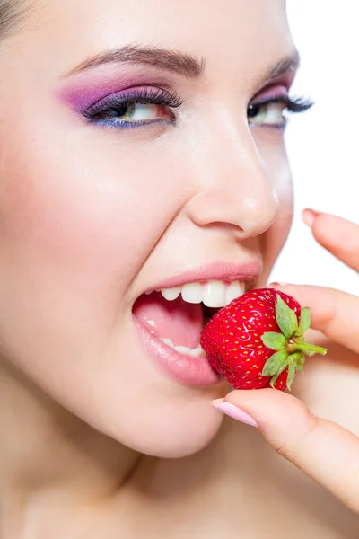 Close up de mulher comendo morango — Fotografia de Stock