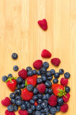 meyveler masanın üzerine bir bardak kadar yakın