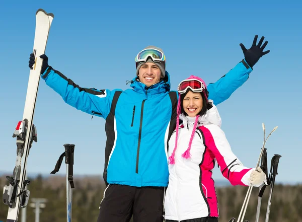 Retrato de meia-distância de abraçar esquiadores downhill — Fotografia de Stock