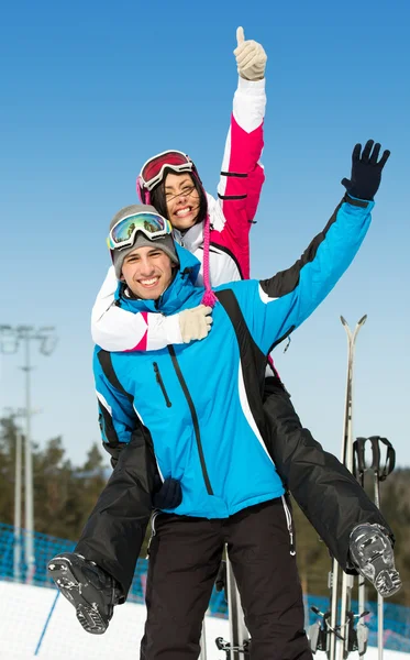Buona coppia di sciatori in discesa si divertono — Foto Stock