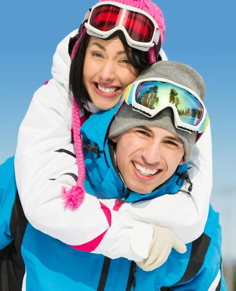 Happy couple of mountain skiers have fun — Stock Photo, Image