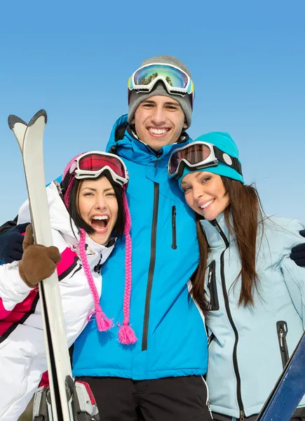 Groep van knuffelen skiër vrienden — Stockfoto