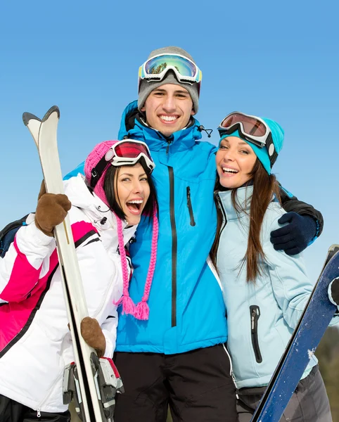Grupo de amigos esquiadores cuesta abajo abrazando —  Fotos de Stock