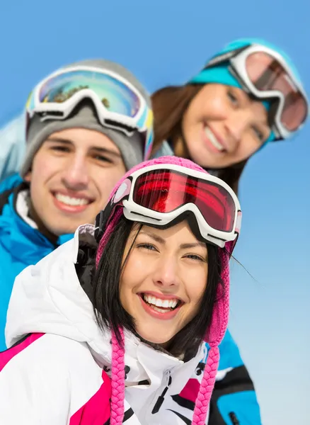 Close up de grupo de amigos esquiadores — Fotografia de Stock