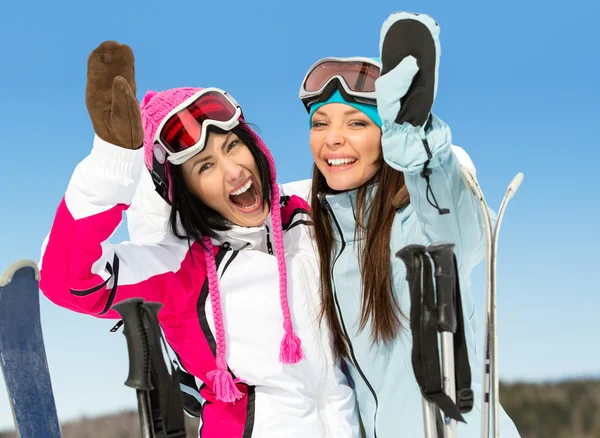 Due amiche sciatrici con le mani in alto — Foto Stock