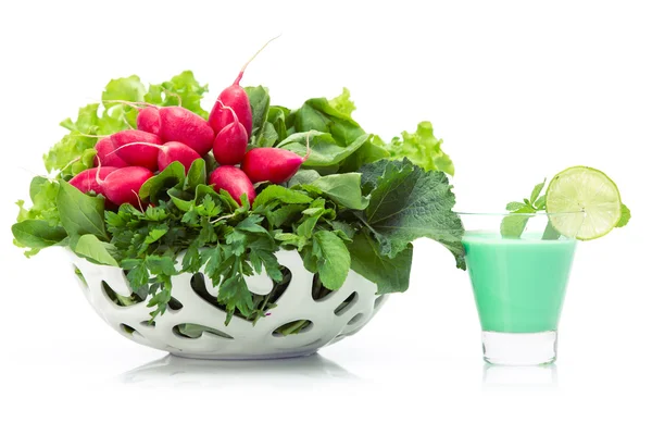 Greens and radish in white bowl near cocktail — Stock Photo, Image