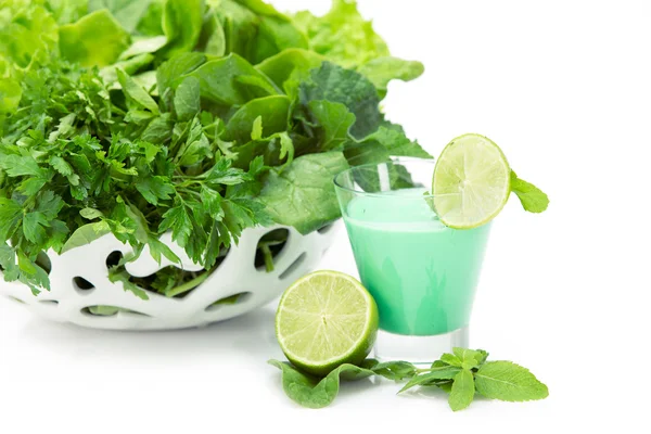 Close up of green vegetables in white bowl and cocktail — Stock Photo, Image