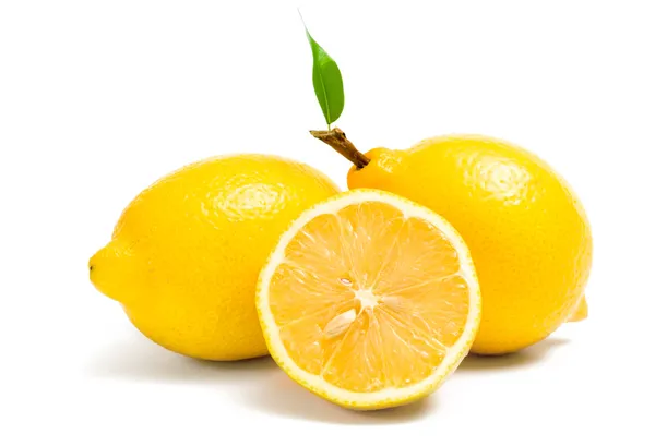 Három citrom közelről, és egy van vágva — Stock Fotó