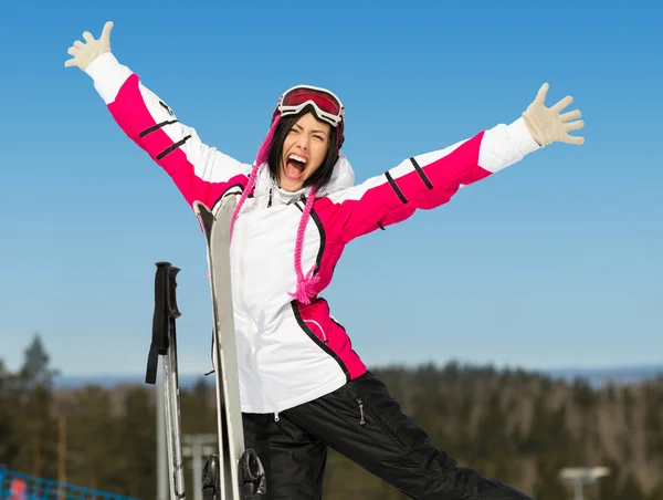 Sciatrice femminile con le mani in alto — Foto Stock