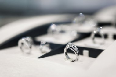 vitrin içinde yüzük koleksiyonu