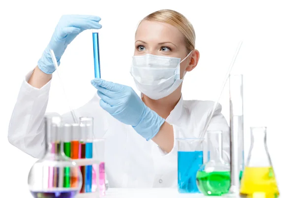 Ženské chemik v respirátor drží lahvičky — Stock fotografie