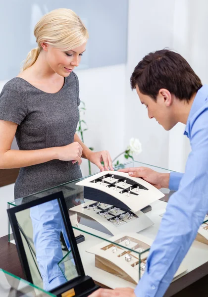 Mann wählt Verlobungsring — Stockfoto