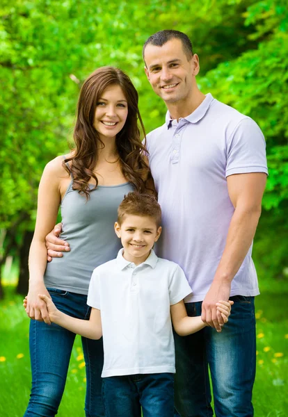 Портрет счастливой семьи из трех человек — стоковое фото