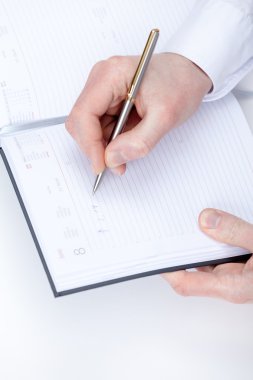 bovenaanzicht van het maken van notities hand voor manager