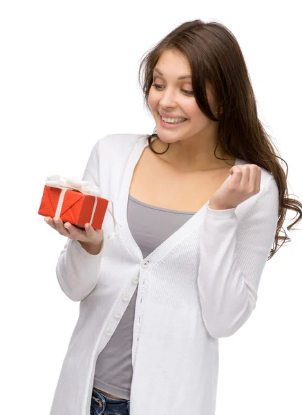 Mujer entregando caja regalo —  Fotos de Stock