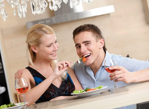 Casal casal tem jantar romântico — Fotografia de Stock